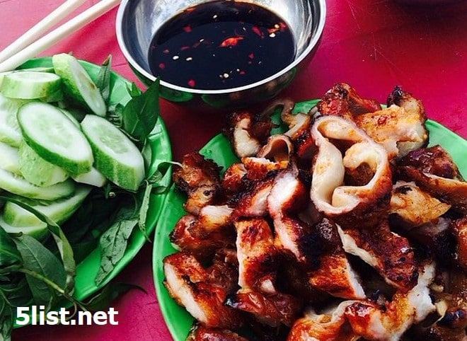 Sài Gòn (TP.HCM) là một đô thị lớn nhất, náo nhiệt nhất và năng động nhất trong cả nước. Sài Gòn được mệnh danh là  "thành phố không ngủ"cũng bởi vì sinh hoạt, ăn uống và vui chơi giải trí kéo dài đến tận khuya. Những dòng xe cộ hối hả trên khắp các ngả đường như không bao giờ dứt. Nơi đây tập trung những quán ăn, nhà hàng với thực đơn rất đa dạng đến từ nhiều vùng miền khác nhau.  Ẩm thực trở thành một cái thú vui không thể thiếu đối với du khách đến nơi đây. Sau đây 5list xin điểm qua 5 món nhất định bạn phải ăn khi đến Sài Gòn: