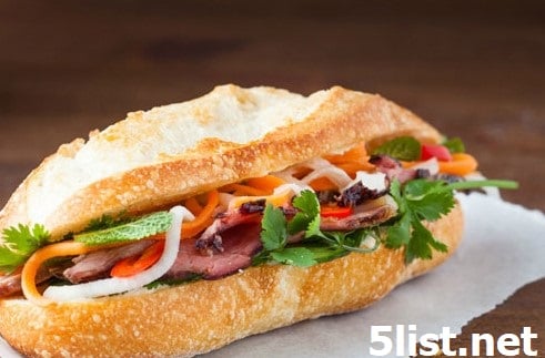 Sài Gòn (TP.HCM) là một đô thị lớn nhất, náo nhiệt nhất và năng động nhất trong cả nước. Sài Gòn được mệnh danh là  "thành phố không ngủ"cũng bởi vì sinh hoạt, ăn uống và vui chơi giải trí kéo dài đến tận khuya. Những dòng xe cộ hối hả trên khắp các ngả đường như không bao giờ dứt. Nơi đây tập trung những quán ăn, nhà hàng với thực đơn rất đa dạng đến từ nhiều vùng miền khác nhau.  Ẩm thực trở thành một cái thú vui không thể thiếu đối với du khách đến nơi đây. Sau đây 5list xin điểm qua 5 món nhất định bạn phải ăn khi đến Sài Gòn: