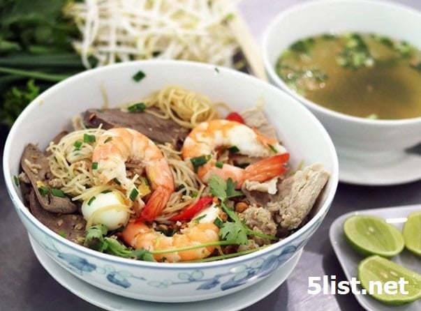 Sài Gòn (TP.HCM) là một đô thị lớn nhất, náo nhiệt nhất và năng động nhất trong cả nước. Sài Gòn được mệnh danh là  "thành phố không ngủ"cũng bởi vì sinh hoạt, ăn uống và vui chơi giải trí kéo dài đến tận khuya. Những dòng xe cộ hối hả trên khắp các ngả đường như không bao giờ dứt. Nơi đây tập trung những quán ăn, nhà hàng với thực đơn rất đa dạng đến từ nhiều vùng miền khác nhau.  Ẩm thực trở thành một cái thú vui không thể thiếu đối với du khách đến nơi đây. Sau đây 5list xin điểm qua 5 món nhất định bạn phải ăn khi đến Sài Gòn: