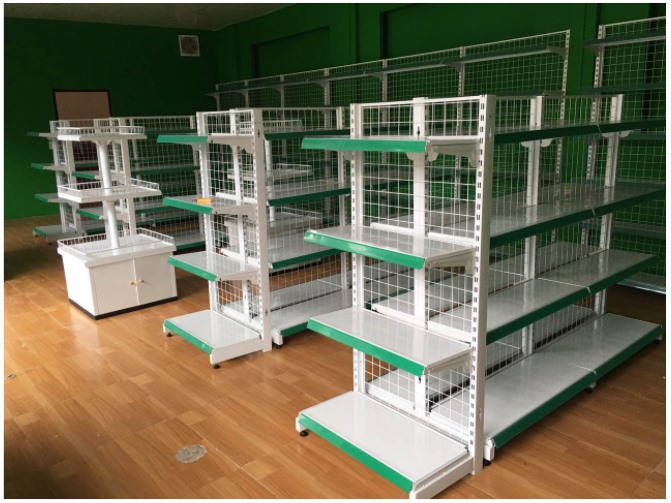 Kệ trưng bày hàng hóa trong siêu thị